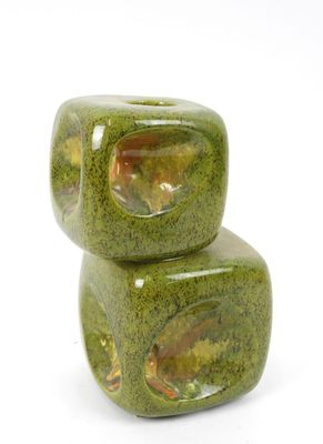 deux cubes en céramique verts empilés l'un sur l'autre