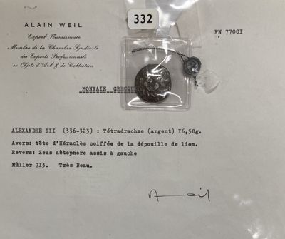 une photo en noir et blanc d'une médaille posée sur une feuille de papier