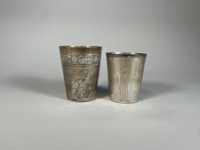 paire de verres à shot en métal argenté, ornés de motifs gravés