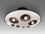 une lampe suspendue au plafond de la pièce