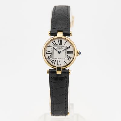 gros plan d'une montre-bracelet avec des chiffres romains