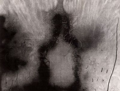 photographie en noir et blanc d'une personne debout devant une fenêtre