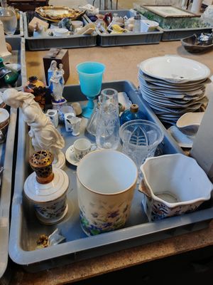 un plateau rempli d'assiettes et de tasses posé sur une table