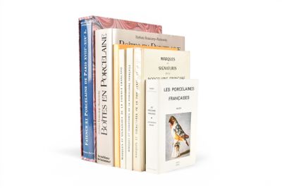 trois livres sont empilés sur une surface blanche