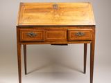 un bureau en bois avec deux tiroirs et un tiroir en dessous