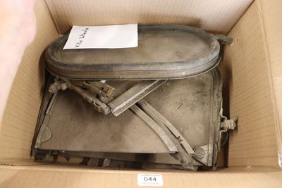 un bagage dans un carton muni d'une étiquette