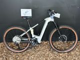 un vélo garé contre un mur