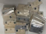 une pile de vieilles lettres et d'enveloppes posée sur une table
