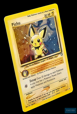 une carte Pokémon jaune sur laquelle figure une image de Pikachu