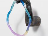 une sculpture représentant une main tenant une brosse à dents dans sa bouche