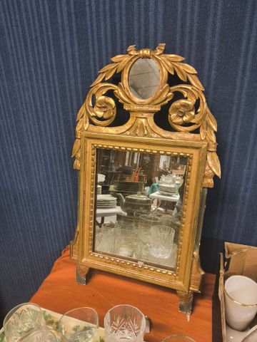 Miroir de chambre, de style Louis XVI, en bois et stuc dore, un m...
