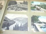 de nombreuses photos d'une rivière et d'un pont sont exposées