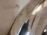 une cuillère en argent posée sur une table blanche