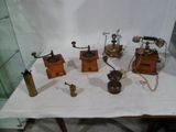 une multitude de téléphones à l'ancienne posés sur une table