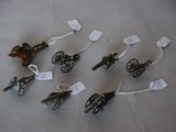 une multitude de petits objets métalliques posés sur une table