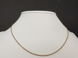 un collier à chaîne en or sur un mannequin mannequin mannequin mannequin mannequin mannequin mannequin mannequin mannequin mannequin