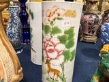 de nombreux vases exposés dans une vitrine