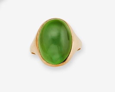Gros plan sur une bague contenant une pierre verte