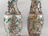deux vases posés côte à côte sur une surface blanche