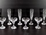 de nombreux verres à vin alignés sur une table noire
