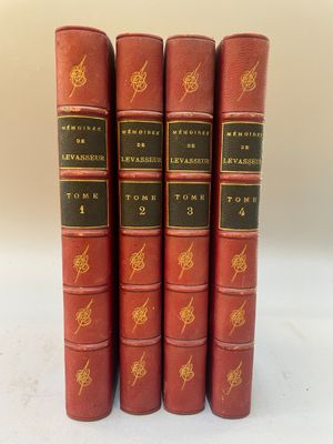 un ensemble de cinq livres rouges avec des lettres dorées