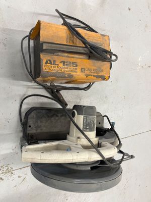 un gros plan d'une machine fixée au mur, à laquelle sont reliés des fils