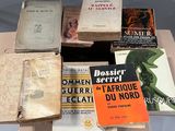plusieurs livres sont empilés sur une table
