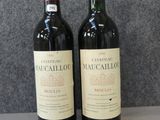 deux bouteilles de vin posées sur une table l'une à côté de l'autre