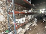 de nombreux objets qui se trouvent sur les étagères de la pièce