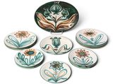 plusieurs assiettes présentant différents motifs sur un fond blanc