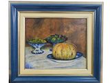 une peinture à l'huile représentant un bol de fruits et une citrouille posés sur une table