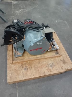 une photo d'un petit moteur posé sur une plate-forme en bois
