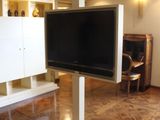une télévision posée sur un meuble au milieu du salon