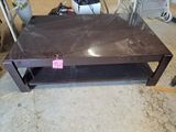 une table basse placée au milieu d'une pièce
