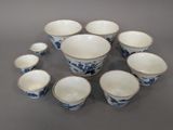 six bols et tasses bleus et blancs sont disposés en cercle