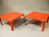 paire de tables d'appoint modernes de style « mid-century » en plastique orange