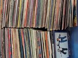 un bac bleu rempli d'une multitude de disques