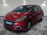 la voiture rouge est garée dans le garage sur un sol en damier
