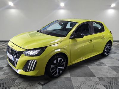 Une voiture jaune vif est garée dans une pièce au sol à carreaux.