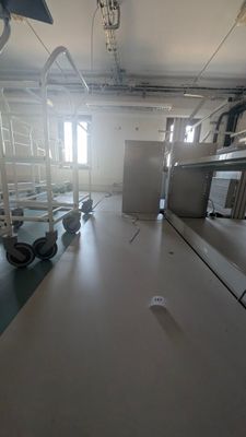 une photo d'une pièce contenant de nombreux équipements