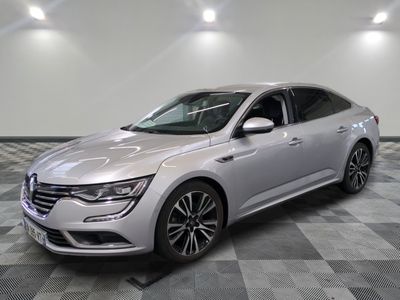 la voiture argentée est garée sur un sol en damier dans le garage