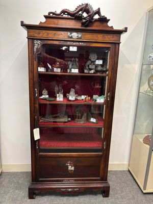 une vitrine contenant de nombreux objets, située dans une pièce