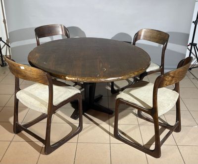 une table entourée de quatre chaises dans une pièce