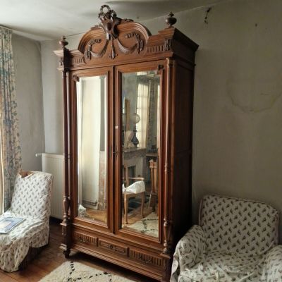 une chaise et une autre chaise dans une pièce où se trouve un grand miroir