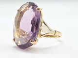Gros plan sur une bague contenant une pierre violette