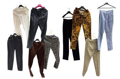 plusieurs pantalons suspendus à un cintre