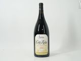 la bouteille de vin est posée sur une surface blanche