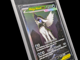 La carte à collectionner Pokémon est présentée dans un étui en plastique transparent