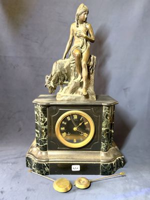 une statue représentant une femme tenant un chien et une horloge