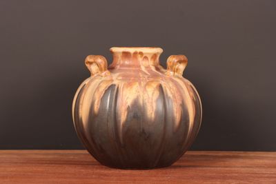 un vase posé sur une table en bois